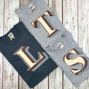 ¡El día del padre a juego con camisetas! Papá / hijo regalo Monogram carta Camisetas para papá y el niño. Camisas de hija de padre.  Fuente de sombra stirling