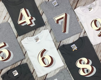 Kindergeburtstag Tees. Kinderzahlen T-Shirts. Personalisiere das Kinderaltershirt.  3, 4, 5, 6, 7, 8, 9 Stirling Shadow Font