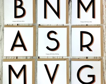 Individuelle Geburtstagskarte. Personalisierte schwarze handgemachte Grüße. Buchstaben in 'Branson' Schrift. Neue Babykarte