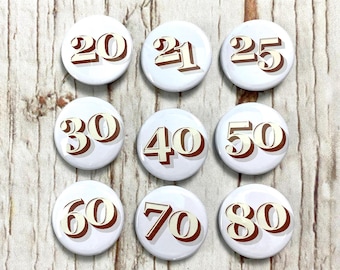 Geburtstags-Anstecker 20, 21, 25, 30, 40, 50, 60, 70, 80 Zahl Buttons Pins. 'Stirling Shadow' Schriftart. Zwei Größen: klein 25 mm, groß 38 mm.