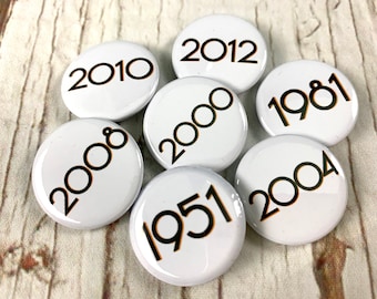 Geburtstagsjahr Anstecker schwarze Buchstaben 'Branson' Schrift. Zwei Größen: 25mm, 38mm Pin Button