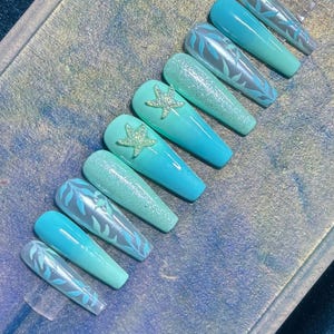 Druk op de nagels met de handgeschilderde nailart voor zee- en zonvakantie. Stuur een bericht voor de maat