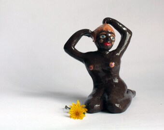 Scultura di donna nera nuda in ceramica, opera d'arte per la casa in stile vintage.