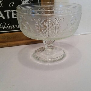 Beautiful vtg. Glass compote pedestal bowl