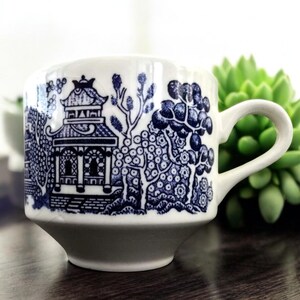 Blue Willow Teacup and Saucer - Vintage Transferware - Churchill England immagine 3