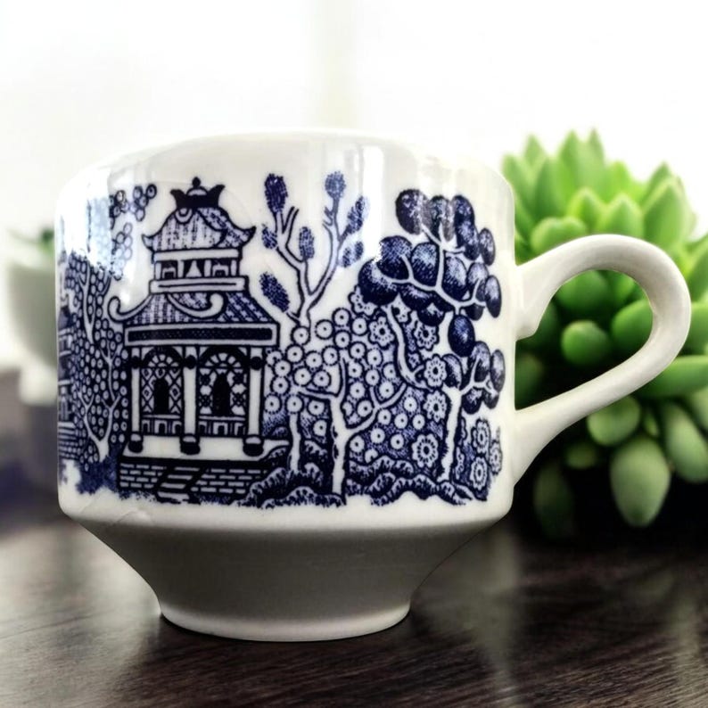 Blue Willow Teacup and Saucer - Vintage Transferware - Churchill England immagine 3