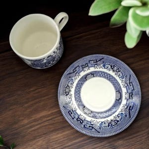 Blue Willow Teacup and Saucer - Vintage Transferware - Churchill England immagine 2