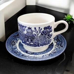Blue Willow Teacup and Saucer - Vintage Transferware - Churchill England immagine 1