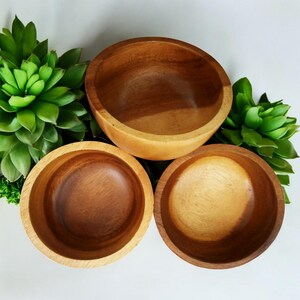Saladiers artisanaux en bois d'acacia | Ensemble de 3 saladiers de service image 5