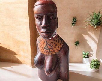 Statue de femme africaine avec boucles d'oreilles et collier ~ Buste en bois sculpté à la main