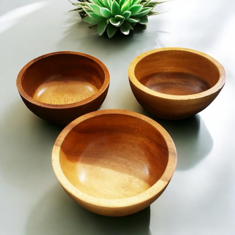 Saladiers artisanaux en bois d'acacia | Ensemble de 3 saladiers de service image 3