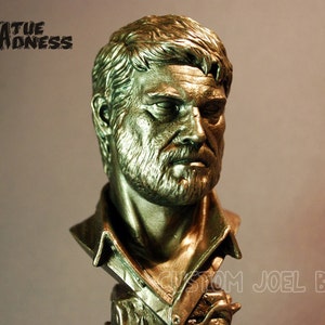 Pu&ograve; includere: Un busto personalizzato di Joel dal videogioco The Last of Us. Il busto &egrave; realizzato in materiale metallico e dipinto in uno schema di colori oro e bronzo. Il busto presenta una somiglianza dettagliata del viso e dei capelli di Joel.