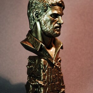Pu&ograve; includere: Un busto in bronzo di Joel dal videogioco The Last of Us. Il busto &egrave; su una base con le parole "The Last of Us" incise su di essa. Il busto &egrave; un pezzo personalizzato ed &egrave; una grande aggiunta alla collezione di qualsiasi fan.