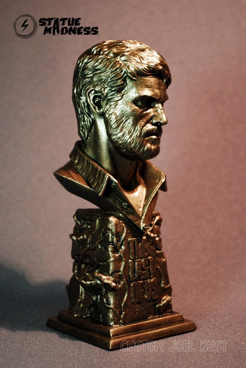 Pu&ograve; includere: Un busto in bronzo di Joel dal videogioco The Last of Us. Il busto &egrave; su una base con le parole "The Last of Us" incise su di essa. Il busto &egrave; un pezzo personalizzato ed &egrave; una grande aggiunta alla collezione di qualsiasi fan.