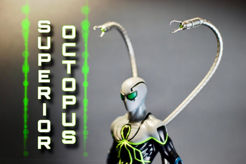 Puede incluir: Una figura de acci&oacute;n blanca y negra de Superior Octopus, un superh&eacute;roe de Marvel Comics. La figura tiene cuatro brazos mec&aacute;nicos, ojos verdes y el texto "SUPERIOR OCTOPUS" en letras verdes en el fondo.