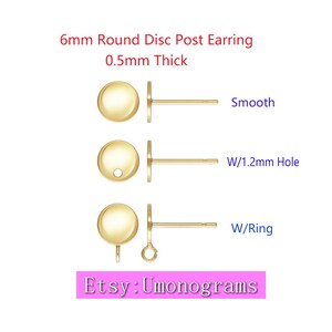 Könnte beinhalten: Drei goldfarbene runde Scheiben-Ohrstecker, jeder mit einem anderen Stil: glatt, mit einem 1,2 mm Loch und mit einem Ring. Die Ohrringe haben einen Durchmesser von 6 mm und eine Dicke von 0,5 mm. Etsy: Umonograms