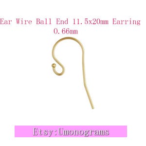 Op de afbeelding: Een goudkleurige oorhaak met een kogelvormig uiteinde. De tekst boven de oorhaak luidt "Ear Wire Ball End 11.5x20mm Earring 0.66mm". De Etsy-winkelnaam "Umonograms" wordt in een roze banner hieronder weergegeven.