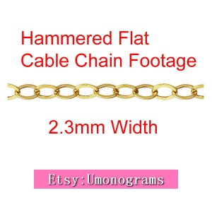 Puede incluir: Primer plano de una cadena de cable dorada con acabado plano martillado. La cadena tiene 2,3 mm de ancho. El texto "Etsy: Umonograms" es visible en la imagen.