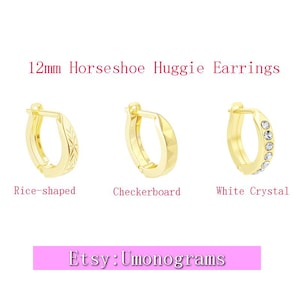 Puede incluir: Tres pendientes huggie de 12 mm en tono dorado con forma de herradura. El primero tiene forma de arroz con detalles grabados, el segundo tiene un patrón de tablero de ajedrez y el tercero está engastado con cristales blancos. El texto dice 12mm Horseshoe Huggie Earrings, Rice-shaped, Checkerboard, White Crystal y Etsy: Umonograms.