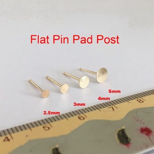 Könnte beinhalten: Vier goldfarbene flache Stift-Pad-Pfosten in verschiedenen Größen, gemessen in Millimetern, auf einem Lineal. Die Größen sind 2,5 mm, 3 mm, 4 mm und 5 mm. Der Text "Flat Pin Pad Post" ist in Rot über den Pfosten geschrieben.