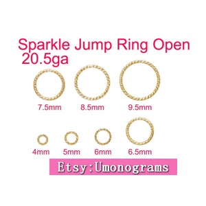 Puede incluir: Un conjunto de anillos de salto de oro en varios tamaños, que van desde 4 mm hasta 9,5 mm. Los anillos están hechos de alambre de calibre 20,5 y tienen un diseño trenzado. El texto "Sparkle Jump Ring Open 20.5ga" y "Etsy: Umonograms" es visible en la imagen.