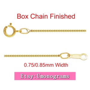 Op de afbeelding: Een gouden boxketting met een karabijn sluiting. De ketting is 0,75/0,85 mm breed. De tekst "Box Chain Finished" en "Etsy: Umonograms" is zichtbaar in de afbeelding.