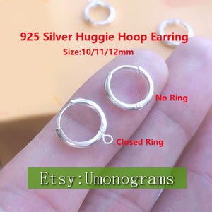 Può includere: Due orecchini a cerchio huggie in argento, uno con un anello chiuso e uno con un anello aperto. Gli orecchini sono di 10, 11 o 12 millimetri. Il testo "No Ring" e "Closed Ring" è scritto sotto gli orecchini.