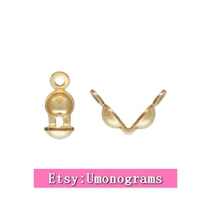 Peut inclure: Fermoirs en métal doré pour la fabrication de bijoux. Les fermoirs sont conçus pour être utilisés avec un cordon ou une chaîne. Les fermoirs sont ouverts et fermés sur l'image.