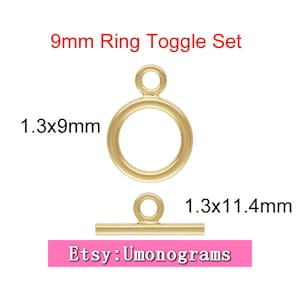 Pode incluir: Um conjunto de fecho de anel de 9 mm dourado. O conjunto inclui um anel com dimensões de 1,3 x 9 mm e uma barra com dimensões de 1,3 x 11,4 mm. O texto "9mm Ring Toggle Set" está no topo. O texto "Etsy: Umonograms" está na parte inferior.
