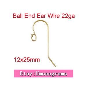 Może przedstawiać: Złoty kolczyk z kulką, 22 gauge, z zakrzywionym haczykiem i małą kulką na końcu. Kolczyk ma wymiary 12x25mm. Tekst na zdjęciu brzmi "Ball End Ear Wire 22ga" i "Etsy: Umonograms".