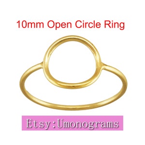 Puede incluir: Un anillo de círculo abierto de color dorado con un círculo de 10 mm de diámetro. El anillo está hecho de metal fino y tiene un diseño simple y minimalista. Etsy: Umonograms