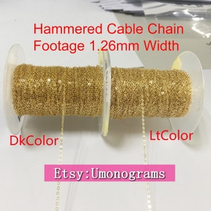 Puede incluir: Dos carretes de cadena de cable martillada de color dorado, cada uno con una anchura de 1,26 mm. Los carretes están etiquetados como "DkColor" y "LtColor". El texto "Etsy: Umonograms" es visible debajo de los carretes.