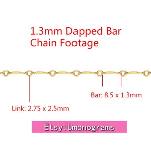 Puede incluir: Primer plano de una cadena dorada con un diseño de barra punteada. La barra de la cadena mide 8,5 x 1,3 mm, y el eslabón es de 2,75 x 2,5 mm. El texto "1.3mm Dapped Bar Chain Footage" se muestra en rojo. También se muestra el nombre de la tienda de Etsy "Umonograms".