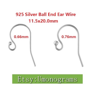 Könnte beinhalten: Zwei silberne Ohrhaken mit Kugelenden, einer misst 0,66 mm und der andere 0,76 mm. Die Ohrhaken sind 11,5 x 20,0 mm groß. Etsy: Umonograms.