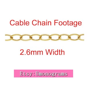 Könnte beinhalten: Goldene Kabelkette mit ovalen Gliedern, 2,6 mm breit. Die Kette ist vor einem weißen Hintergrund abgebildet. Etsy: Umonograms