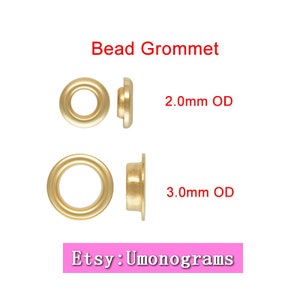 Może przedstawiać: Złote przelotki do koralików, z tekstem "Bead Grommet". Obrazek przedstawia dwa rozmiary: 2,0 mm OD i 3,0 mm OD. Widoczna jest również nazwa sklepu Etsy "Umonograms".
