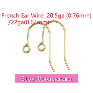 Op de afbeelding: Twee goudkleurige Franse oorhaken, 20,5ga (0,76 mm) en 22ga (0,64 mm), tegen een witte achtergrond. De tekst "French Ear Wire" en de gauge-maten zijn zichtbaar. De Etsy shopnaam "Umonograms" is ook afgebeeld.