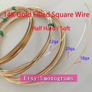 Pode incluir: Três rolos de fio quadrado de ouro preenchido de 14 quilates em diferentes calibres: calibre 18, calibre 20 e calibre 22. O fio é semi-duro ou macio. O texto "Etsy: Umonograms" é visível no canto inferior direito da imagem.