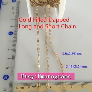 Könnte beinhalten: Goldgefüllte, gedämpfte lange und kurze Kette. Das Bild zeigt eine Nahaufnahme von goldfarbenen Kettengliedern mit den Maßen 1,6 x 1,98 mm und 2,45 x 5,14 mm. Der Text "Gold Filled Dapped Long and Short Chain" ist sichtbar.