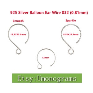 Op de afbeelding: Drie zilveren ballon oorringen, één glad en twee met een glinsterende afwerking. De gladde draad meet 15,5 mm x 23,5 mm, de glinsterende draden meten 15,5 mm x 23,5 mm en de derde draad meet 13 mm. De tekst "Etsy: Umonograms" staat onderaan de afbeelding.
