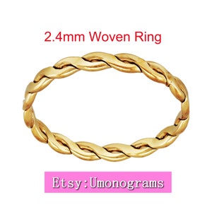Op de afbeelding: Een goudkleurige gevlochten ring, 2,4 mm breed, met een gevlochten ontwerp. De ring wordt op een witte achtergrond weergegeven. De tekst bovenaan luidt "2.4mm Woven Ring". De Etsy shopnaam "Umonograms" staat onderaan.
