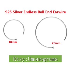 Puede incluir: Dos pendientes de plata sin fin con extremo de bola. El pendiente más pequeño tiene un diámetro de 18 mm y el más grande un diámetro de 26 mm. Etsy: Umonograms