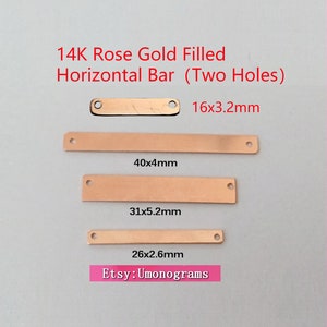 以下が含まれることがあります： 2つの穴のある、14金ローズゴールドフィルドの水平バーペンダントが4つ。バーのサイズは16x3.2mm、26x2.6mm、31x5.2mm、40x4mmです。画像の下部に「Etsy: Umonograms」というテキストがあります。