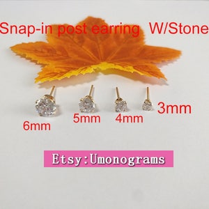 Puede incluir: Cuatro pendientes de presión de oro con piedras redondas transparentes. Las piedras tienen un diámetro de 3 mm, 4 mm, 5 mm y 6 mm. El texto "Snap-in post earring W/Stone" está en la parte superior de la imagen. El texto "Etsy: Umonograms" está en la parte inferior de la imagen.