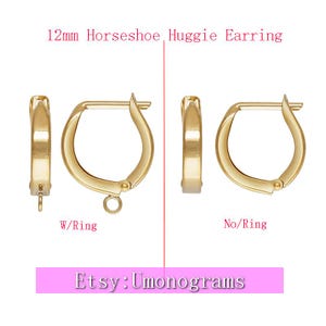 Puede incluir: Un par de pendientes huggie en forma de herradura de 12 mm de color dorado. Un pendiente tiene una pequeña anilla circular en la base etiquetada como W/Ring, mientras que el otro tiene una base lisa etiquetada como No/Ring. Texto Etsy: Umonograms.