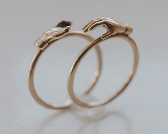 Solid Gold Fede Gimmel hand Ring, Interlocking hands, Figa Ring, Claddagh Ring, Puzzle Ring, Gold Stacking Ring, Memento Mori, Mano Figa,