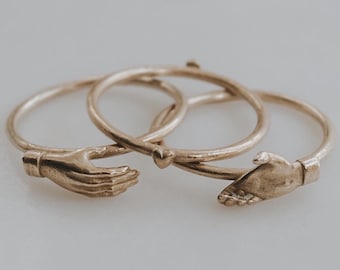 Solid Gold Fede Gimmel hand Ring, Interlocking hands, Figa Ring, Claddagh Ring, Puzzle Ring, Gold Stacking Ring, Memento Mori, Mano Figa,