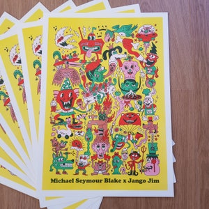 Op de afbeelding: Een kleurrijke print met verschillende cartoonfiguren en wezens. De print is op een gele achtergrond en bevat de tekst "Michael Seymour Blake x Jango Jim".