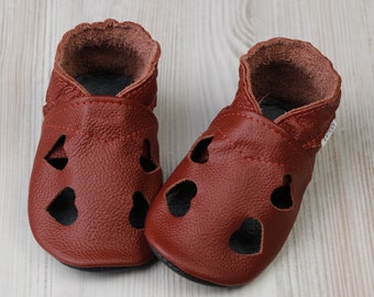 Chaussures bébé en cuir terre cuite/rouge, sandales bébé, cœurs/chaussures à bride en T, mocassins/chaussons pour tout-petit, chaussures bébé à semelle souple, chaussures nouveau-né/bébé