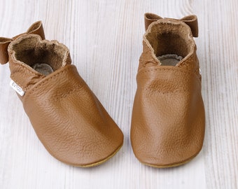 Karamell / Braun, Leder Babyschuhe, Baby Schuhe mit weicher Sohle, Baby Mokassins / Hausschuhe, Walker Baby, Kleinkindschuhe, Säuglingsschuhe, Schleife, Duschgeschenk